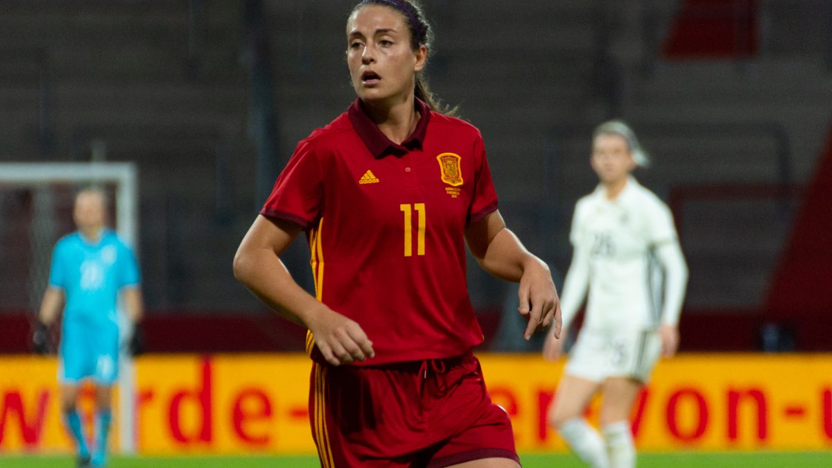 Alexia Putellas playing for Spain
